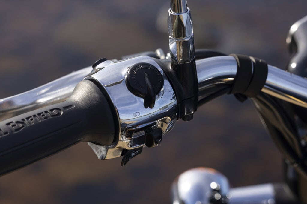 Royal Enfield Classic 650 Black Crome detail 053 111124120741
