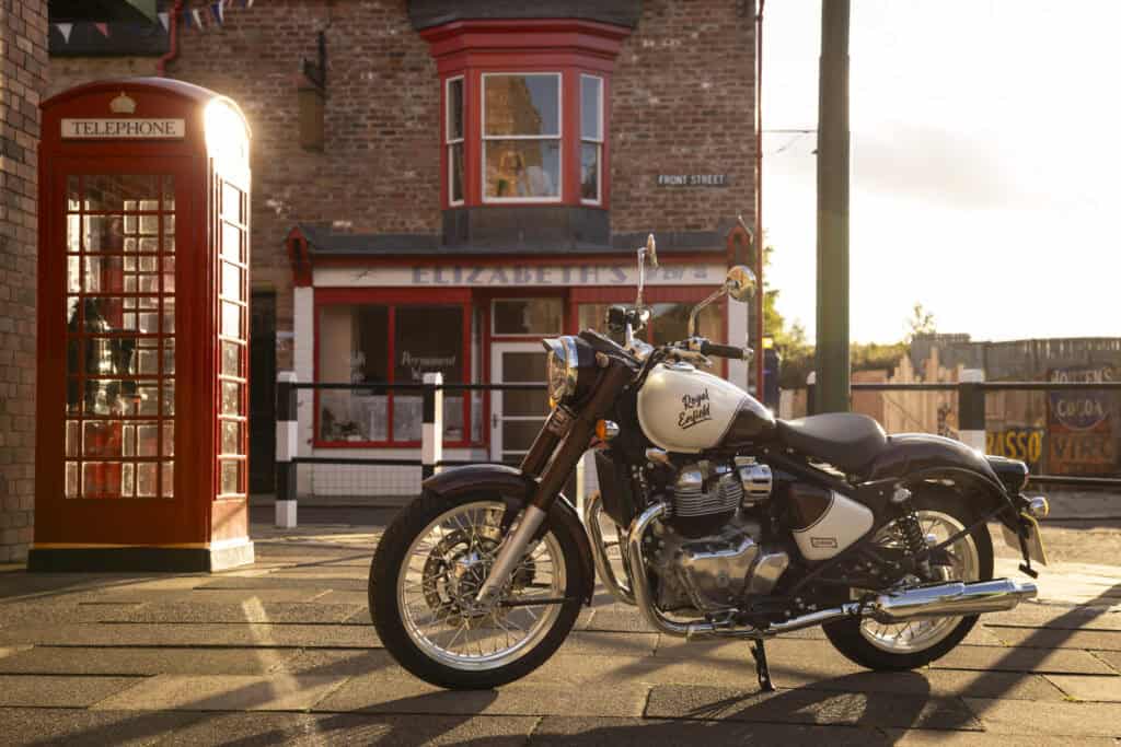 Royal Enfield Classic 650 Red Cream 001 111124115858