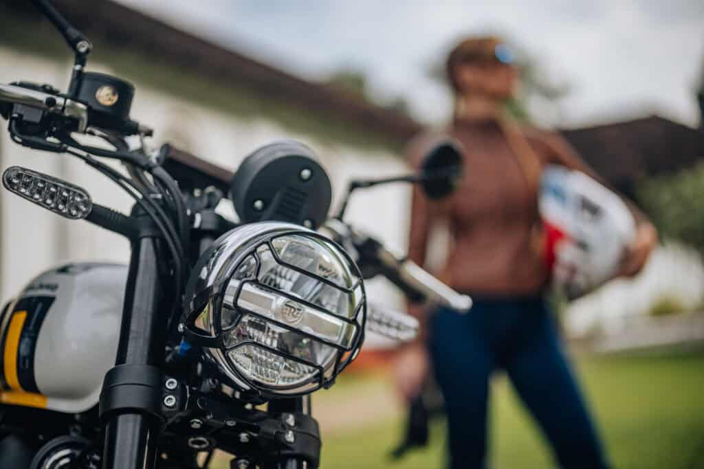 Black Headlight Grill Bear 650 GV Bikes 1990522 3