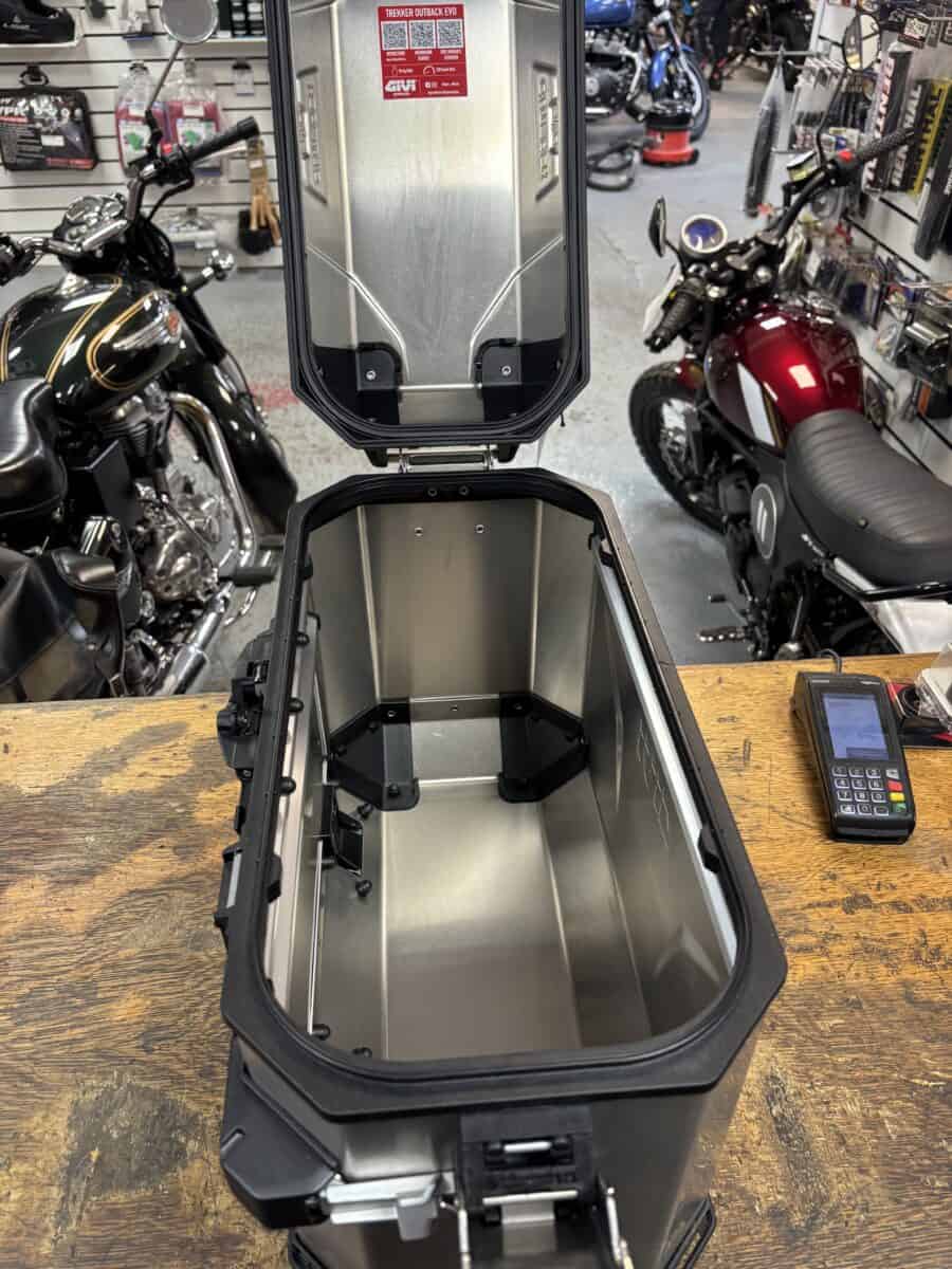 GIVI Trekker Outback Evo 37L Right Pannier Aluminium 11 GIVI Trekker Outback Evo 37L Right Pannier Aluminium - Image 11
